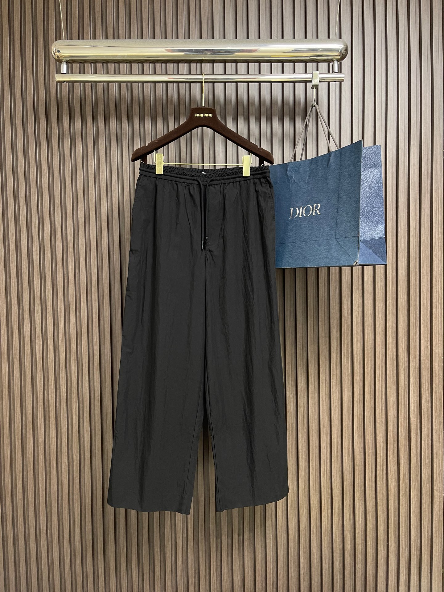 🛒🛒Loewe 运动休闲裤直筒长裤，面料经过特殊水洗工艺，自带自然微皱肌理，不易生硬起皱，兼顾挺括版型与柔软上身感，吸湿