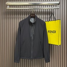 🛒🛒Zegna杰尼亚双面穿立领夹克外套,正面选用高弹抗皱机能梭织面料,质地轻薄顺滑,自带轻微防泼水属性,不易褶皱、易打理 🛒🛒Zegna杰尼亚双面穿立领夹克外套,正面选用高弹抗皱机能梭织面料,质地轻薄顺滑,自带轻微防泼水属性,不易褶皱、易打理