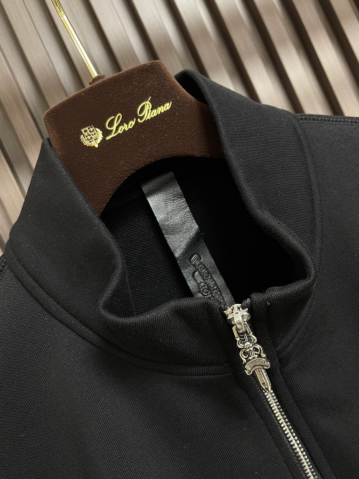 🛒🛒Chrome Hearts CH克罗心刺绣半拉链长袖外套，定制雾感云窗重磅棉感卫衣布 垂坠挺括 舒适贴肤 醇厚摩卡棕