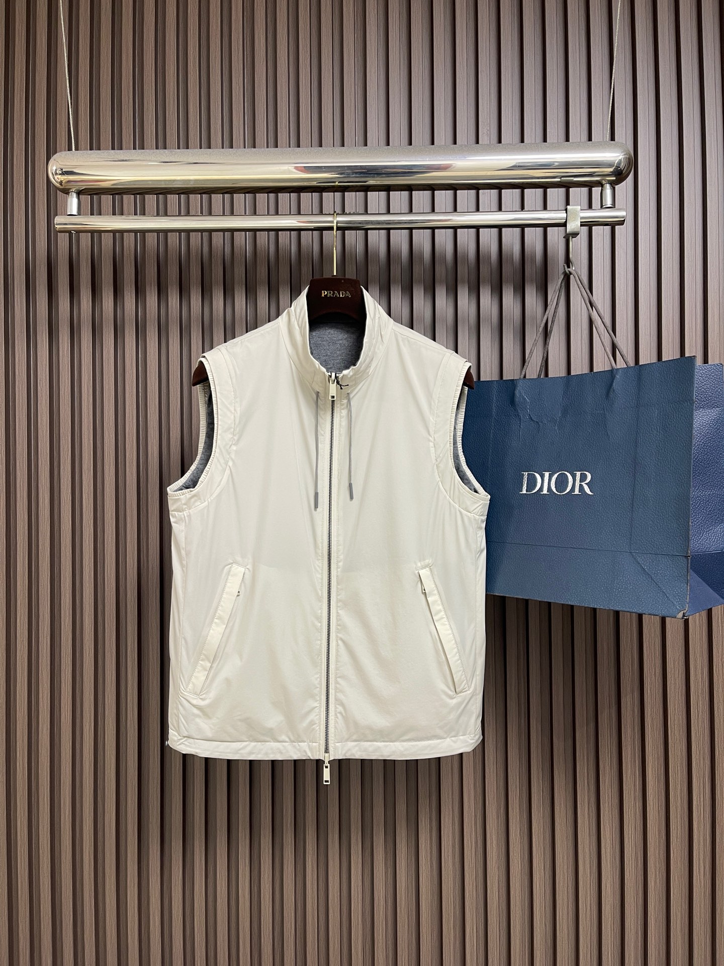 🛒🛒Zegna 双面穿背心马甲，这款双面穿背心采用轻量化设计，轻盈如风，这款时髦的背心采用立领风格，可确保完美搭配，优雅