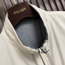 🛒🛒Zegna 双面穿背心马甲,这款双面穿背心采用轻量化设计,轻盈如风,这款时髦的背心采用立领风格,可确保完美搭配,优雅 🛒🛒Zegna 双面穿背心马甲,这款双面穿背心采用轻量化设计,轻盈如风,这款时髦的背心采用立领风格,可确保完美搭配,优雅