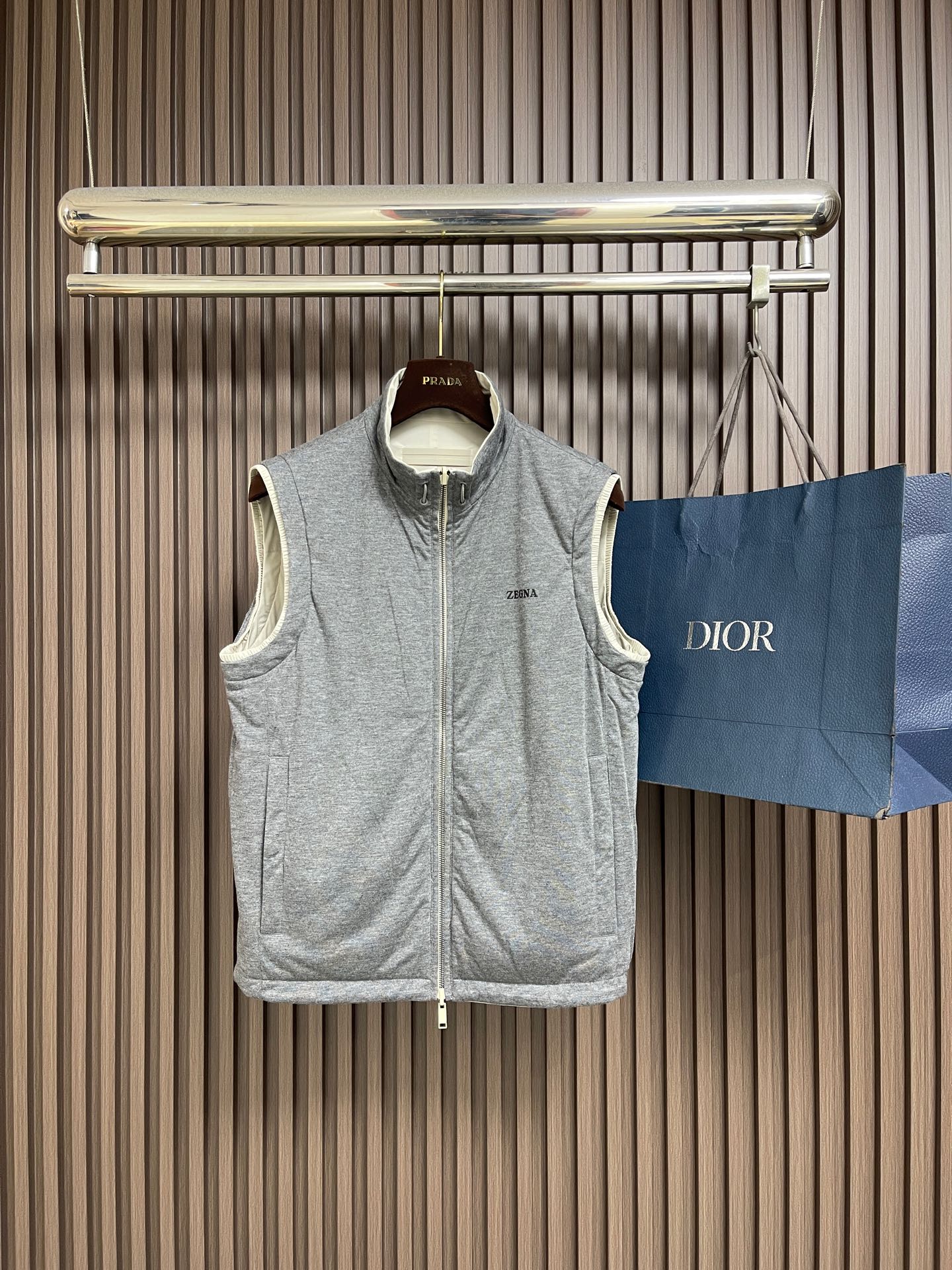 🛒🛒Zegna 双面穿背心马甲,这款双面穿背心采用轻量化设计,轻盈如风,这款时髦的背心采用立领风格,可确保完美搭配,优雅 🛒🛒Zegna 双面穿背心马甲,这款双面穿背心采用轻量化设计,轻盈如风,这款时髦的背心采用立领风格,可确保完美搭配,优雅