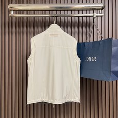 🛒🛒Zegna 双面穿背心马甲,这款双面穿背心采用轻量化设计,轻盈如风,这款时髦的背心采用立领风格,可确保完美搭配,优雅 🛒🛒Zegna 双面穿背心马甲,这款双面穿背心采用轻量化设计,轻盈如风,这款时髦的背心采用立领风格,可确保完美搭配,优雅