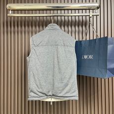 🛒🛒Zegna 双面穿背心马甲,这款双面穿背心采用轻量化设计,轻盈如风,这款时髦的背心采用立领风格,可确保完美搭配,优雅 🛒🛒Zegna 双面穿背心马甲,这款双面穿背心采用轻量化设计,轻盈如风,这款时髦的背心采用立领风格,可确保完美搭配,优雅