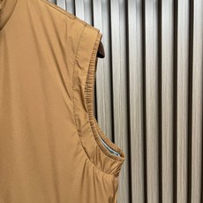 🛒🛒Zegna 双面穿背心马甲,这款双面穿背心采用轻量化设计,轻盈如风,这款时髦的背心采用立领风格,可确保完美搭配,优雅 🛒🛒Zegna 双面穿背心马甲,这款双面穿背心采用轻量化设计,轻盈如风,这款时髦的背心采用立领风格,可确保完美搭配,优雅