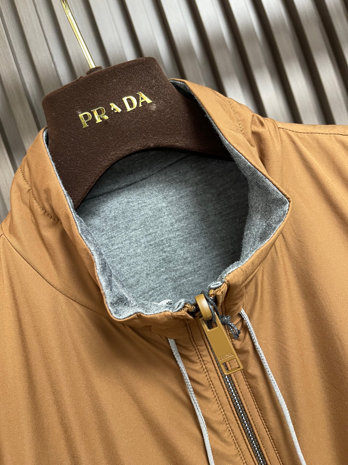 🛒🛒Zegna 双面穿背心马甲,这款双面穿背心采用轻量化设计,轻盈如风,这款时髦的背心采用立领风格,可确保完美搭配,优雅 🛒🛒Zegna 双面穿背心马甲,这款双面穿背心采用轻量化设计,轻盈如风,这款时髦的背心采用立领风格,可确保完美搭配,优雅