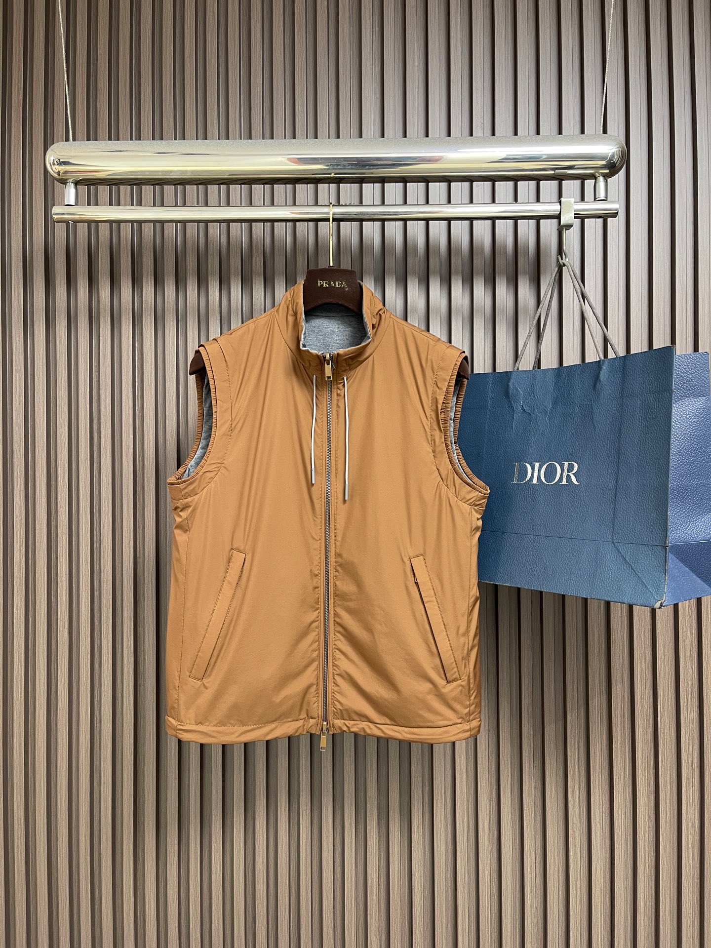 🛒🛒Zegna 双面穿背心马甲，这款双面穿背心采用轻量化设计，轻盈如风，这款时髦的背心采用立领风格，可确保完美搭配，优雅