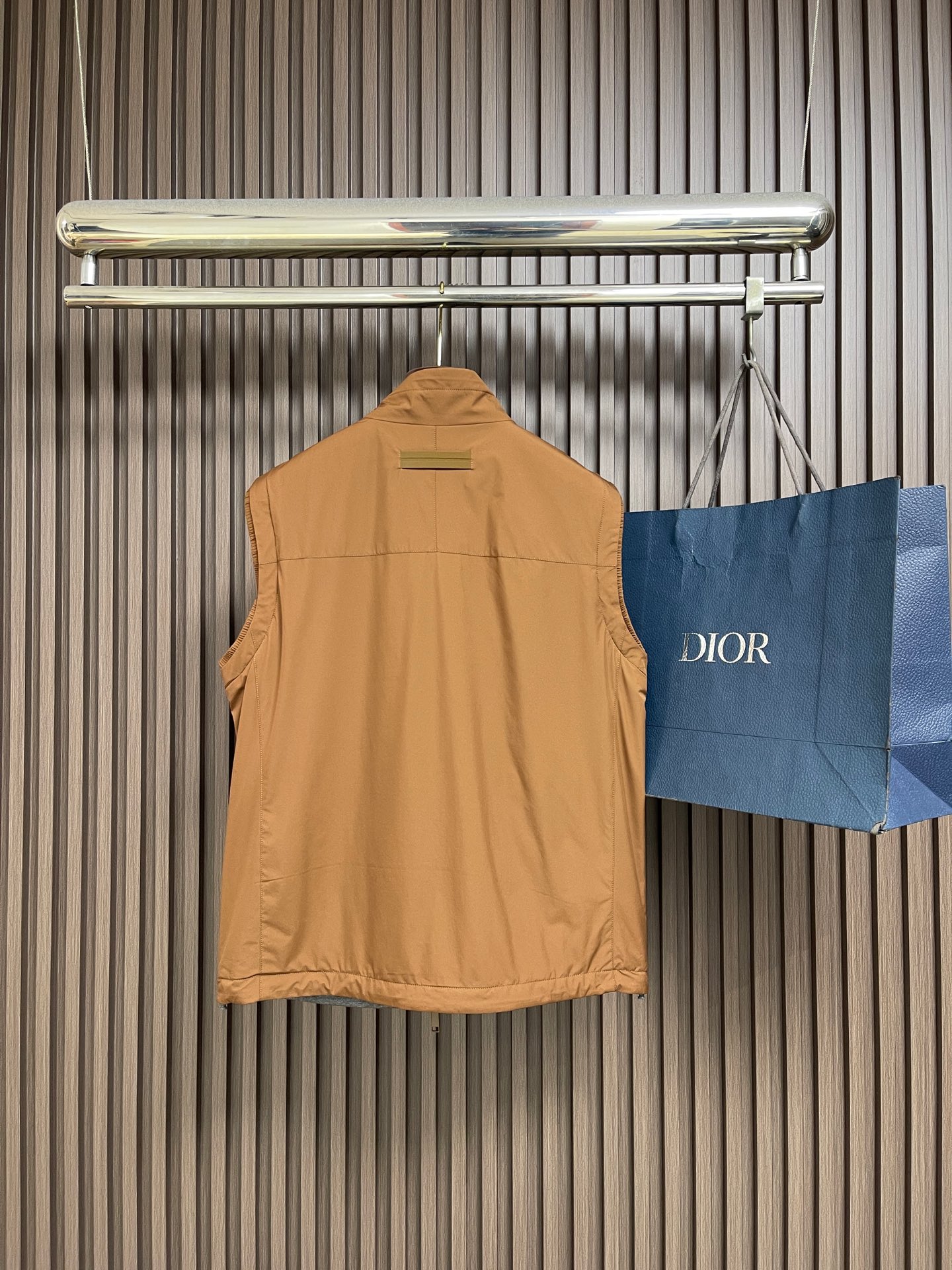 🛒🛒Zegna 双面穿背心马甲,这款双面穿背心采用轻量化设计,轻盈如风,这款时髦的背心采用立领风格,可确保完美搭配,优雅 🛒🛒Zegna 双面穿背心马甲,这款双面穿背心采用轻量化设计,轻盈如风,这款时髦的背心采用立领风格,可确保完美搭配,优雅