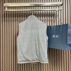 🛒🛒Zegna 双面穿背心马甲,这款双面穿背心采用轻量化设计,轻盈如风,这款时髦的背心采用立领风格,可确保完美搭配,优雅 🛒🛒Zegna 双面穿背心马甲,这款双面穿背心采用轻量化设计,轻盈如风,这款时髦的背心采用立领风格,可确保完美搭配,优雅