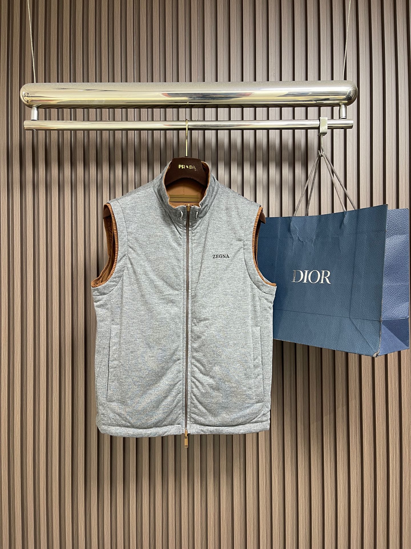 🛒🛒Zegna 双面穿背心马甲,这款双面穿背心采用轻量化设计,轻盈如风,这款时髦的背心采用立领风格,可确保完美搭配,优雅 🛒🛒Zegna 双面穿背心马甲,这款双面穿背心采用轻量化设计,轻盈如风,这款时髦的背心采用立领风格,可确保完美搭配,优雅