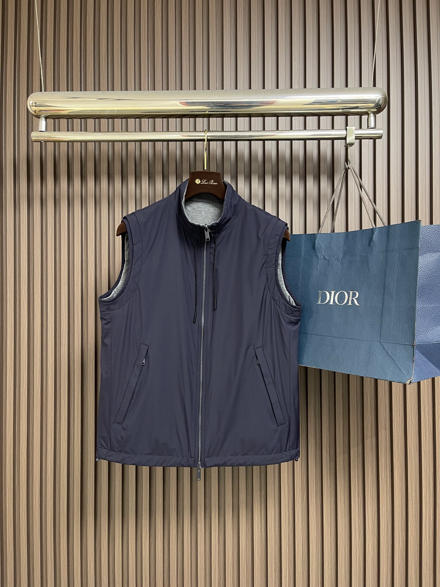 🛒🛒Zegna 双面穿背心马甲，这款双面穿背心采用轻量化设计，轻盈如风，这款时髦的背心采用立领风格，可确保完美搭配，优雅