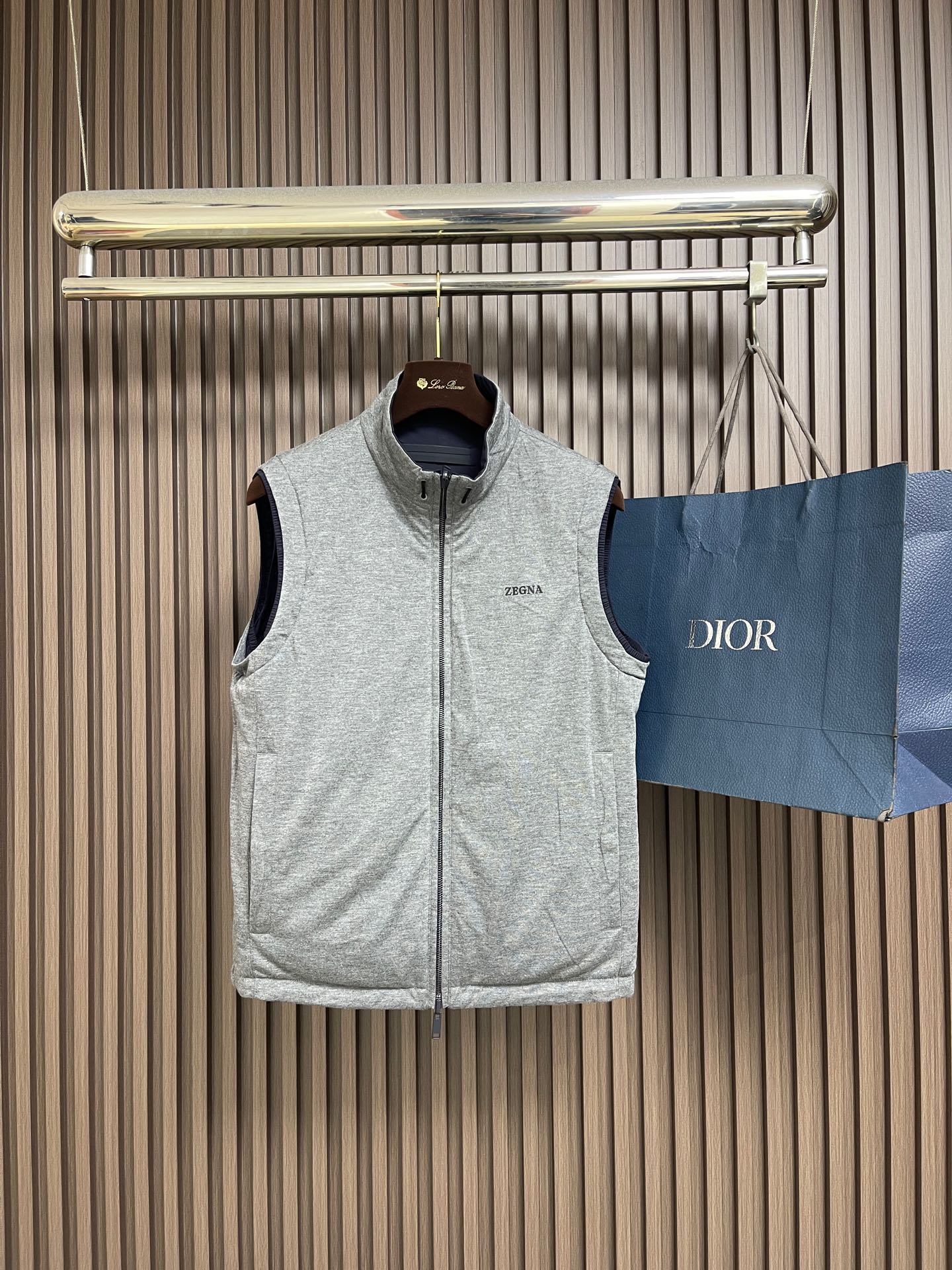 🛒🛒Zegna 双面穿背心马甲,这款双面穿背心采用轻量化设计,轻盈如风,这款时髦的背心采用立领风格,可确保完美搭配,优雅 🛒🛒Zegna 双面穿背心马甲,这款双面穿背心采用轻量化设计,轻盈如风,这款时髦的背心采用立领风格,可确保完美搭配,优雅