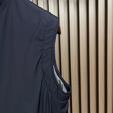 🛒🛒Zegna 双面穿背心马甲,这款双面穿背心采用轻量化设计,轻盈如风,这款时髦的背心采用立领风格,可确保完美搭配,优雅 🛒🛒Zegna 双面穿背心马甲,这款双面穿背心采用轻量化设计,轻盈如风,这款时髦的背心采用立领风格,可确保完美搭配,优雅