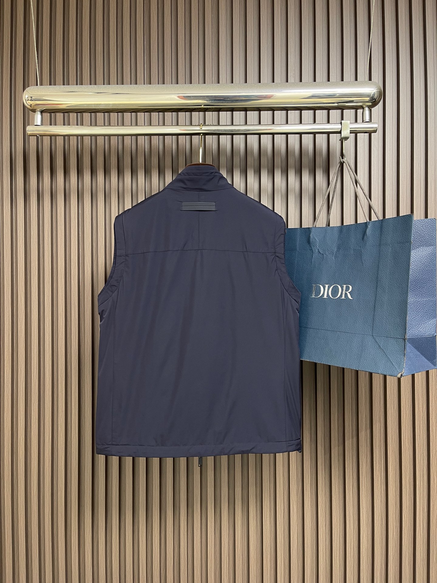 🛒🛒Zegna 双面穿背心马甲,这款双面穿背心采用轻量化设计,轻盈如风,这款时髦的背心采用立领风格,可确保完美搭配,优雅 🛒🛒Zegna 双面穿背心马甲,这款双面穿背心采用轻量化设计,轻盈如风,这款时髦的背心采用立领风格,可确保完美搭配,优雅