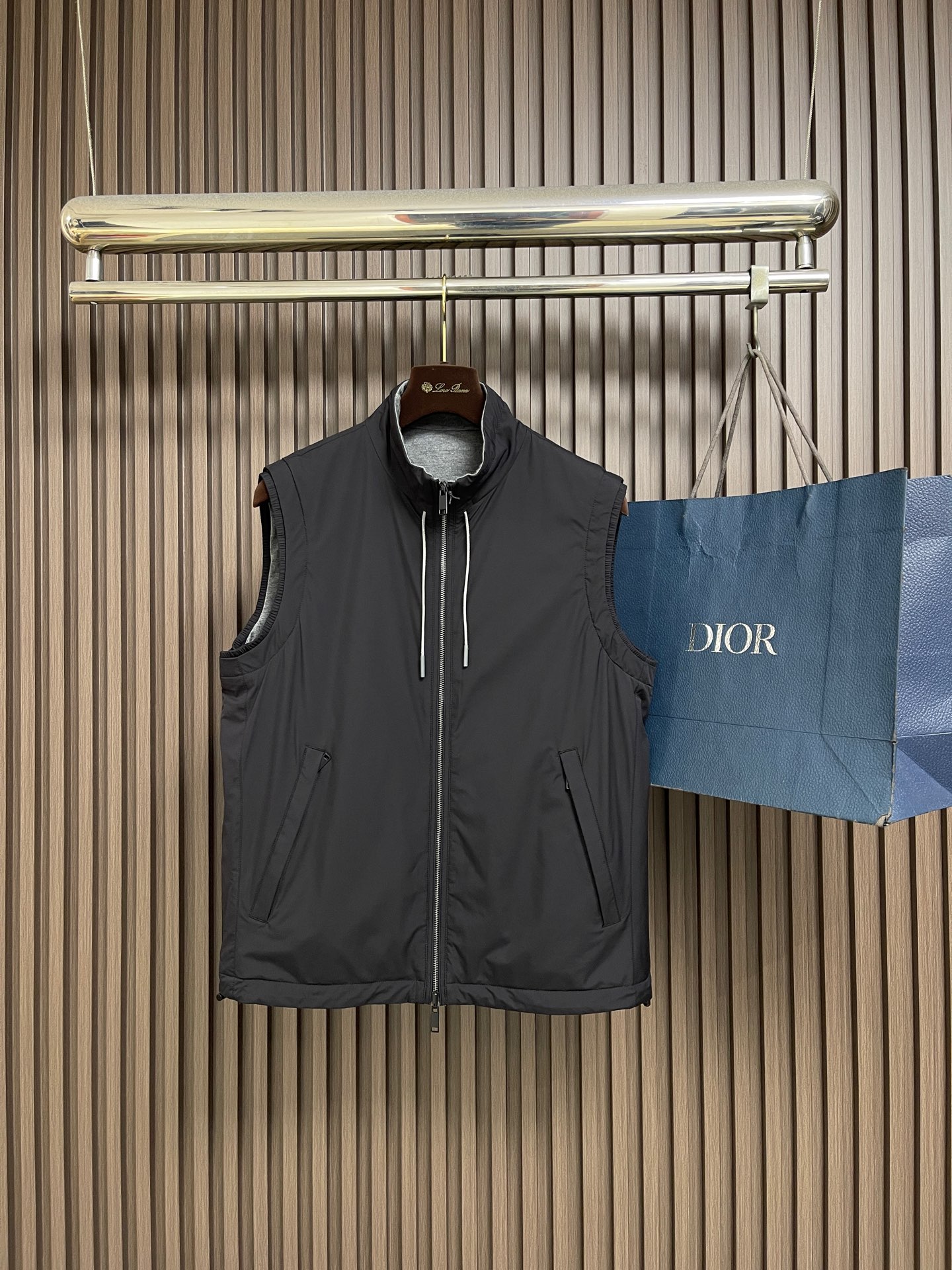 🛒🛒Zegna 双面穿背心马甲，这款双面穿背心采用轻量化设计，轻盈如风，这款时髦的背心采用立领风格，可确保完美搭配，优雅