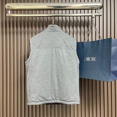 🛒🛒Zegna 双面穿背心马甲,这款双面穿背心采用轻量化设计,轻盈如风,这款时髦的背心采用立领风格,可确保完美搭配,优雅 🛒🛒Zegna 双面穿背心马甲,这款双面穿背心采用轻量化设计,轻盈如风,这款时髦的背心采用立领风格,可确保完美搭配,优雅