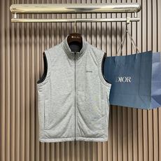 🛒🛒Zegna 双面穿背心马甲,这款双面穿背心采用轻量化设计,轻盈如风,这款时髦的背心采用立领风格,可确保完美搭配,优雅 🛒🛒Zegna 双面穿背心马甲,这款双面穿背心采用轻量化设计,轻盈如风,这款时髦的背心采用立领风格,可确保完美搭配,优雅