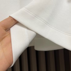 🛒🛒Prada 2026SS早春新款三角标识长袖T恤,甄选软糯亲肤的全棉面料制成,标准版圆领短袖裁剪,更适合日常穿着。简 🛒🛒Prada 2026SS早春新款三角标识长袖T恤,甄选软糯亲肤的全棉面料制成,标准版圆领短袖裁剪,更适合日常穿着。简