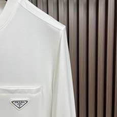 🛒🛒Prada 2026SS早春新款三角标识长袖T恤,甄选软糯亲肤的全棉面料制成,标准版圆领短袖裁剪,更适合日常穿着。简 🛒🛒Prada 2026SS早春新款三角标识长袖T恤,甄选软糯亲肤的全棉面料制成,标准版圆领短袖裁剪,更适合日常穿着。简
