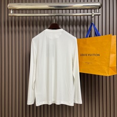 🛒🛒Prada 2026SS早春新款三角标识长袖T恤,甄选软糯亲肤的全棉面料制成,标准版圆领短袖裁剪,更适合日常穿着。简 🛒🛒Prada 2026SS早春新款三角标识长袖T恤,甄选软糯亲肤的全棉面料制成,标准版圆领短袖裁剪,更适合日常穿着。简