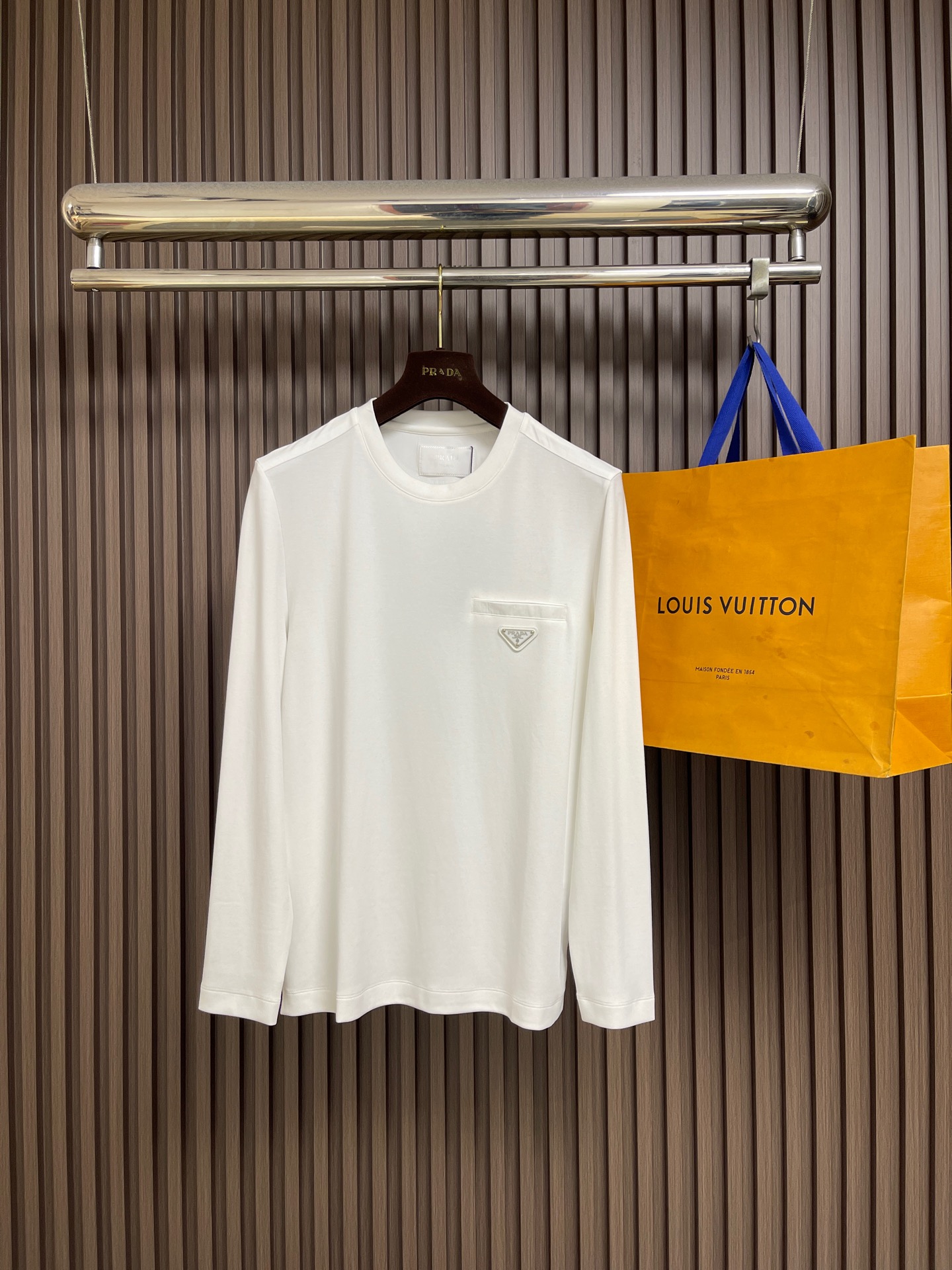 🛒🛒Prada 2026SS早春新款三角标识长袖T恤，甄选软糯亲肤的全棉面料制成，标准版圆领短袖裁剪，更适合日常穿着。简