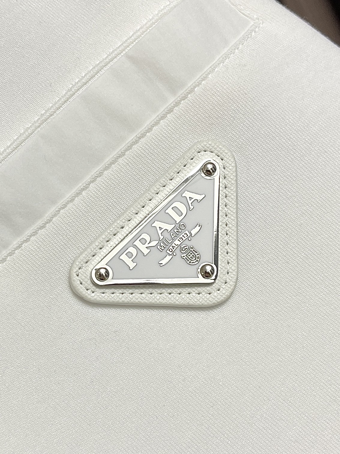 🛒🛒Prada 2026SS早春新款三角标识长袖T恤,甄选软糯亲肤的全棉面料制成,标准版圆领短袖裁剪,更适合日常穿着。简 🛒🛒Prada 2026SS早春新款三角标识长袖T恤,甄选软糯亲肤的全棉面料制成,标准版圆领短袖裁剪,更适合日常穿着。简