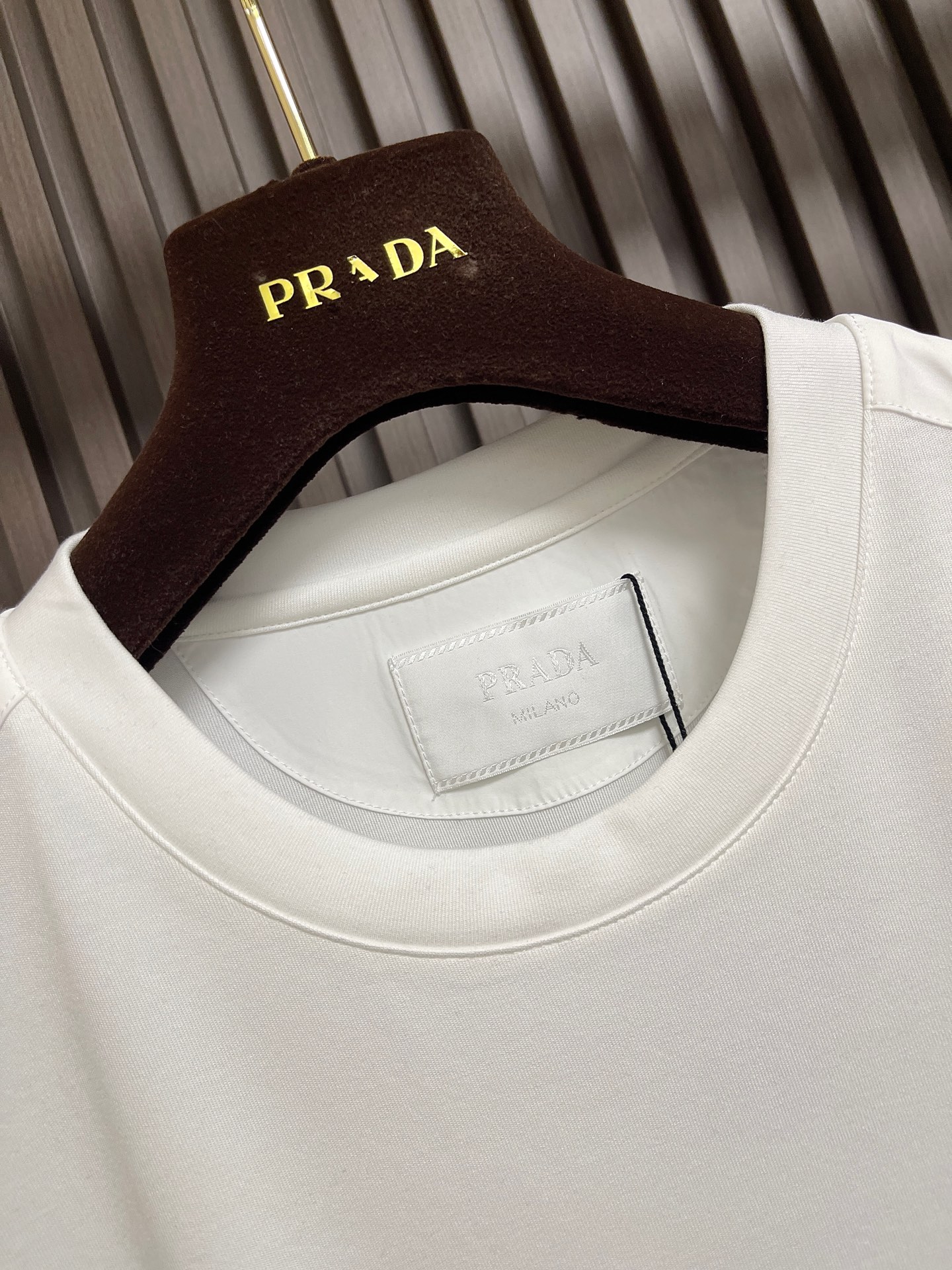 🛒🛒Prada 2026SS早春新款三角标识长袖T恤,甄选软糯亲肤的全棉面料制成,标准版圆领短袖裁剪,更适合日常穿着。简 🛒🛒Prada 2026SS早春新款三角标识长袖T恤,甄选软糯亲肤的全棉面料制成,标准版圆领短袖裁剪,更适合日常穿着。简