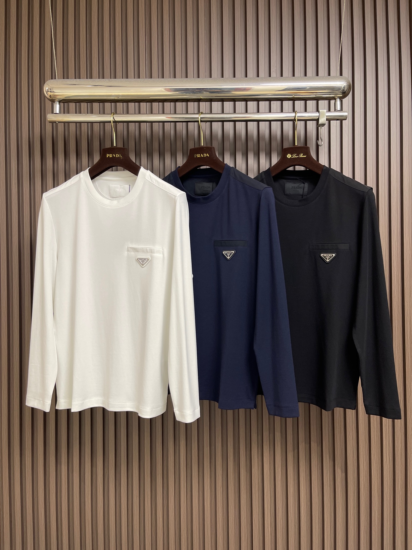 🛒🛒Prada 2026SS早春新款三角标识长袖T恤，甄选软糯亲肤的全棉面料制成，标准版圆领短袖裁剪，更适合日常穿着。简