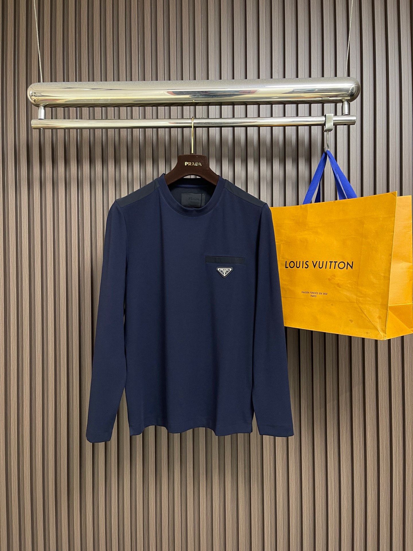 🛒🛒Prada 2026SS早春新款三角标识长袖T恤，甄选软糯亲肤的全棉面料制成，标准版圆领短袖裁剪，更适合日常穿着。简