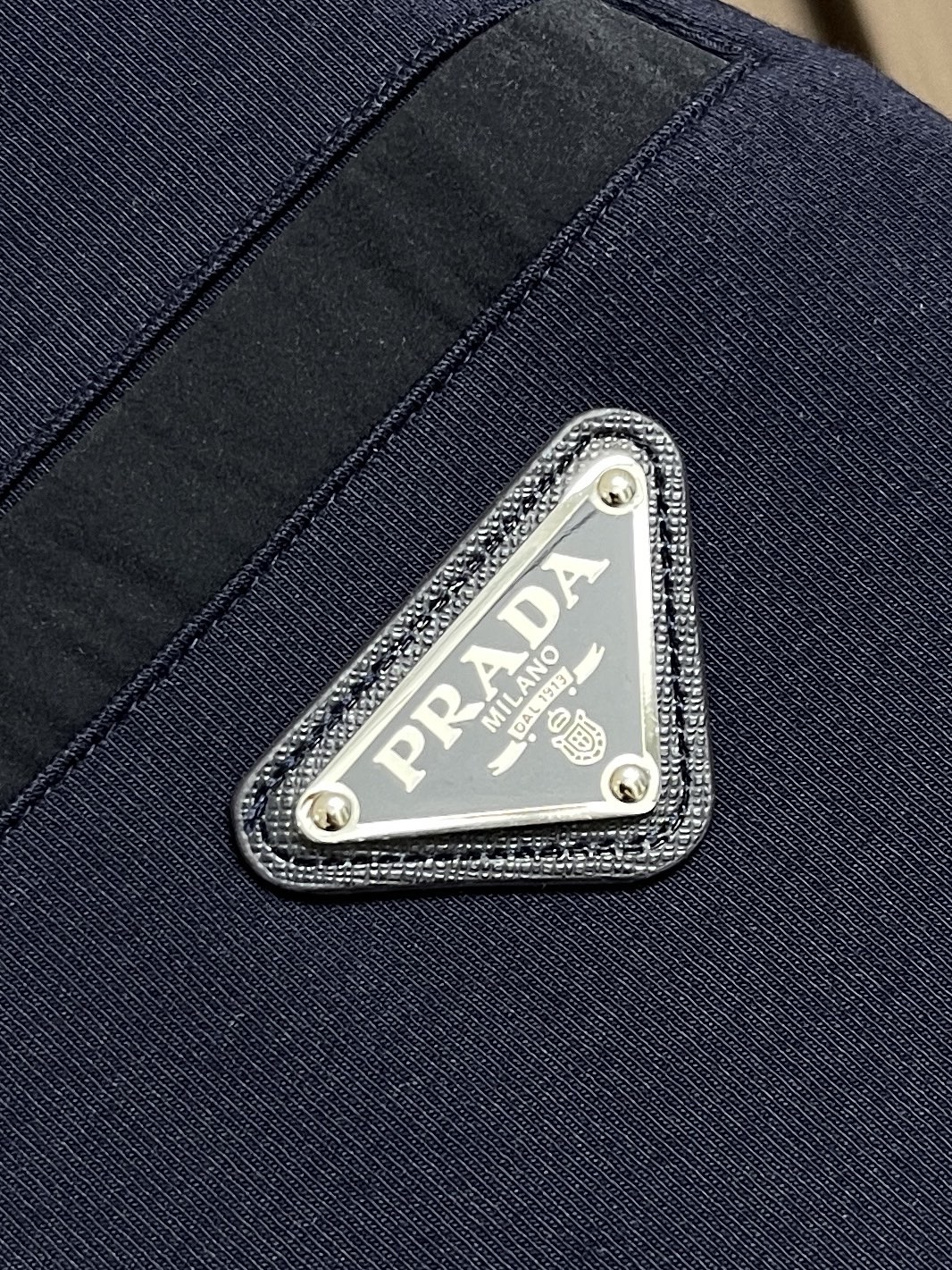 🛒🛒Prada 2026SS早春新款三角标识长袖T恤，甄选软糯亲肤的全棉面料制成，标准版圆领短袖裁剪，更适合日常穿着。简