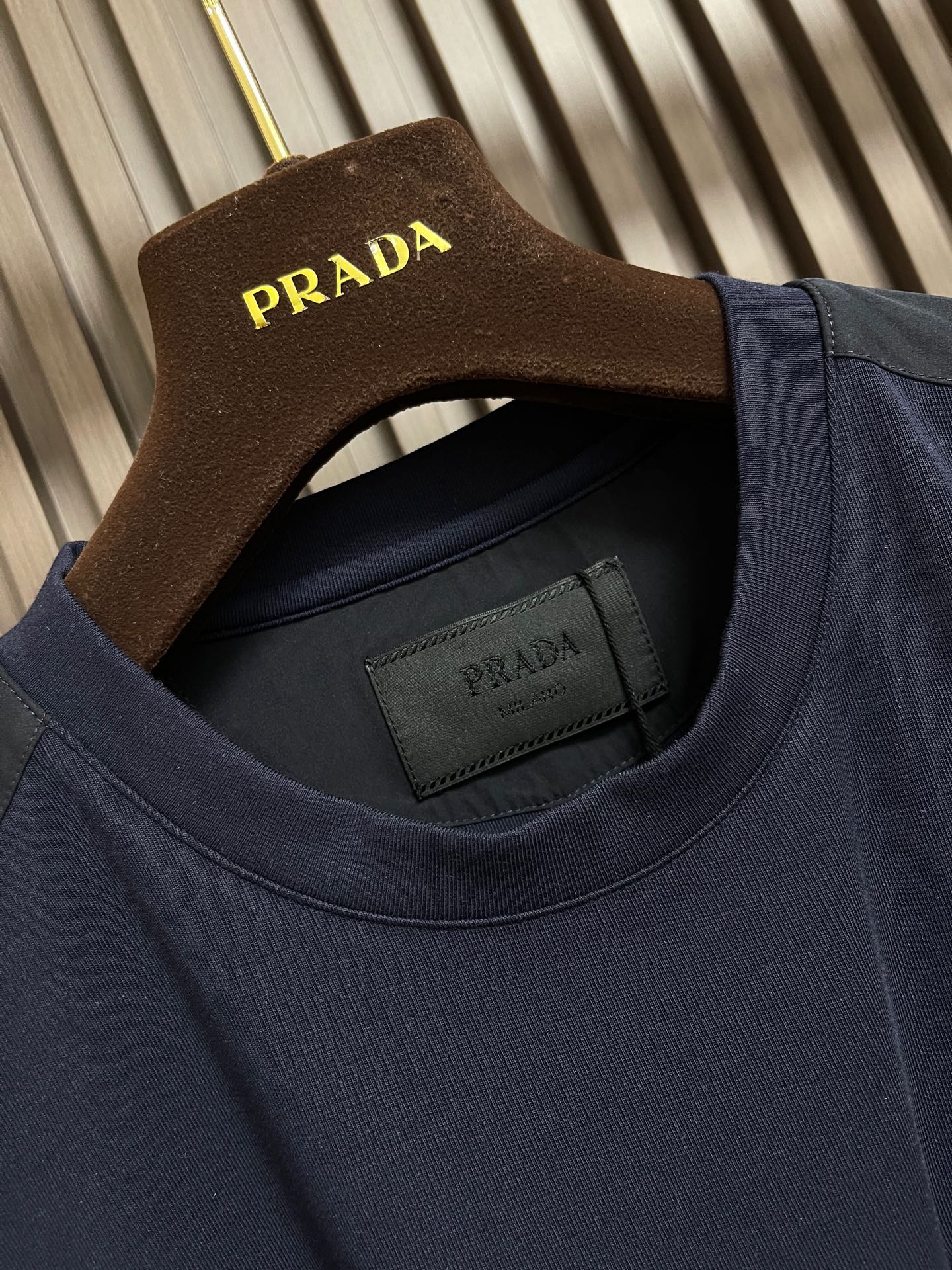 🛒🛒Prada 2026SS早春新款三角标识长袖T恤，甄选软糯亲肤的全棉面料制成，标准版圆领短袖裁剪，更适合日常穿着。简
