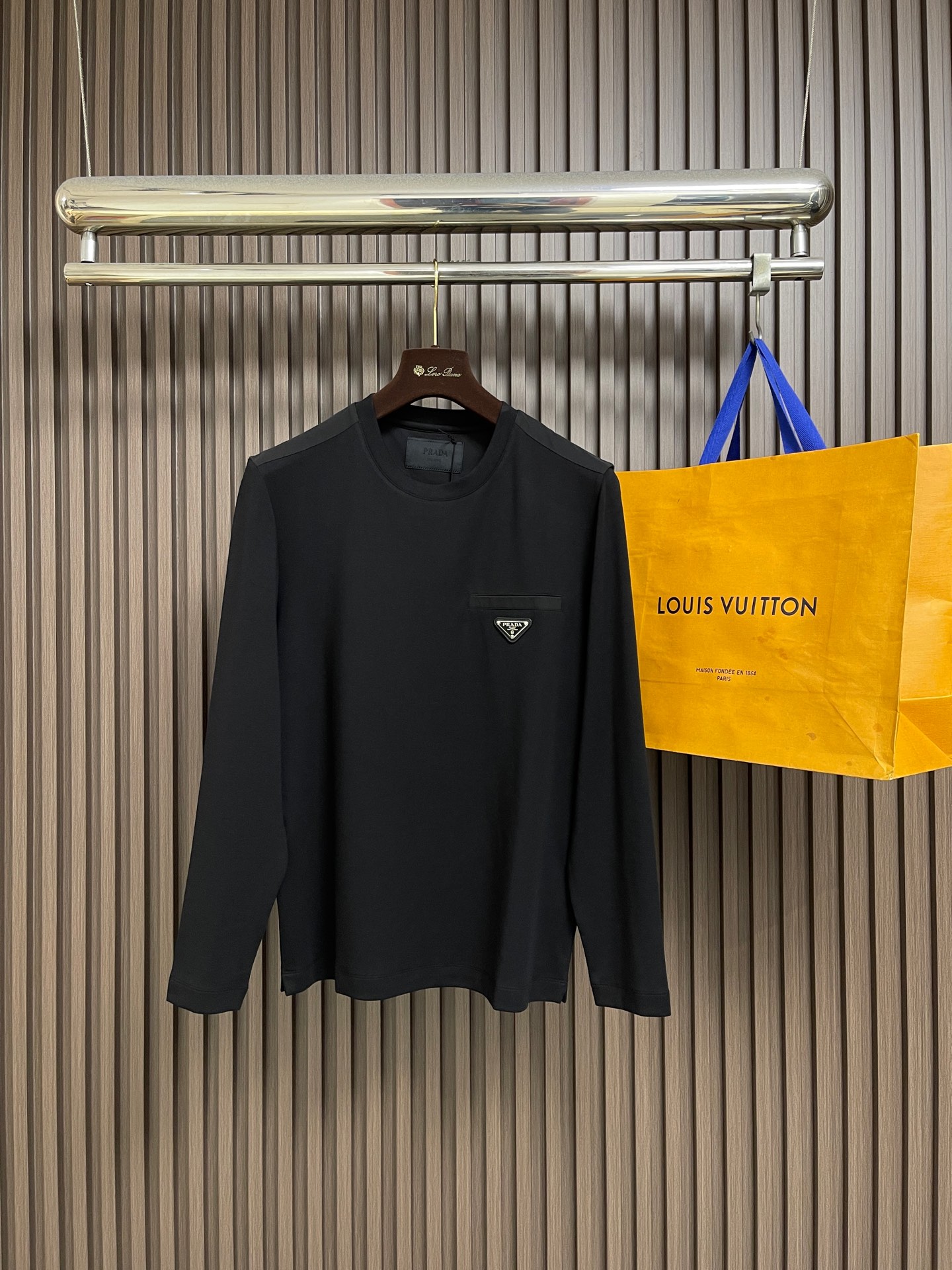 🛒🛒Prada 2026SS早春新款三角标识长袖T恤，甄选软糯亲肤的全棉面料制成，标准版圆领短袖裁剪，更适合日常穿着。简