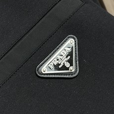 🛒🛒Prada 2026SS早春新款三角标识长袖T恤,甄选软糯亲肤的全棉面料制成,标准版圆领短袖裁剪,更适合日常穿着。简 🛒🛒Prada 2026SS早春新款三角标识长袖T恤,甄选软糯亲肤的全棉面料制成,标准版圆领短袖裁剪,更适合日常穿着。简