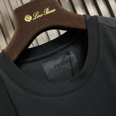 🛒🛒Prada 2026SS早春新款三角标识长袖T恤,甄选软糯亲肤的全棉面料制成,标准版圆领短袖裁剪,更适合日常穿着。简 🛒🛒Prada 2026SS早春新款三角标识长袖T恤,甄选软糯亲肤的全棉面料制成,标准版圆领短袖裁剪,更适合日常穿着。简