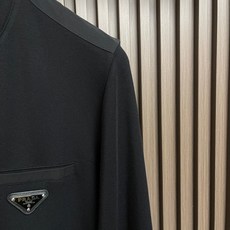 🛒🛒Prada 2026SS早春新款三角标识长袖T恤,甄选软糯亲肤的全棉面料制成,标准版圆领短袖裁剪,更适合日常穿着。简 🛒🛒Prada 2026SS早春新款三角标识长袖T恤,甄选软糯亲肤的全棉面料制成,标准版圆领短袖裁剪,更适合日常穿着。简