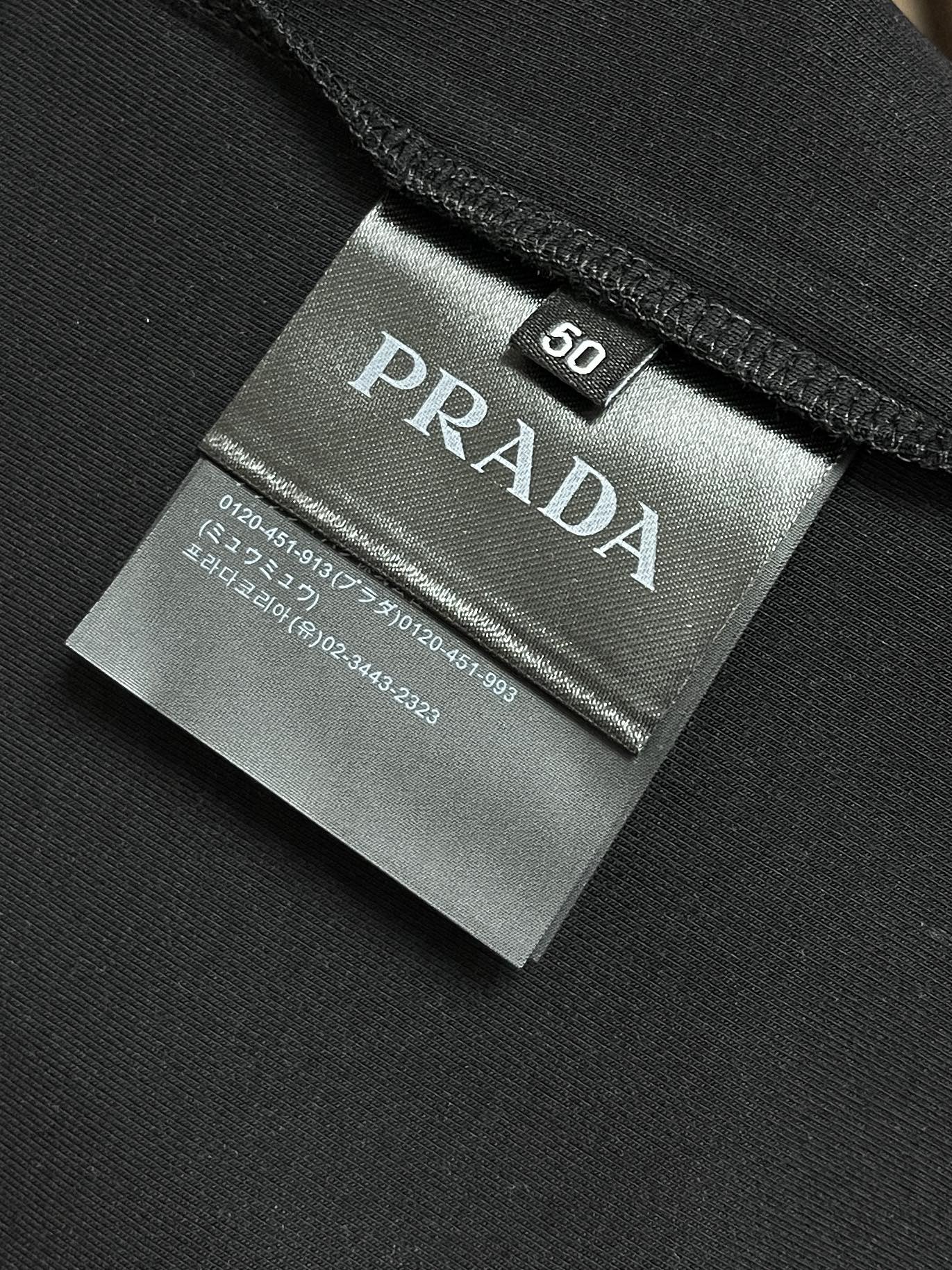 🛒🛒Prada 2026SS早春新款三角标识长袖T恤,甄选软糯亲肤的全棉面料制成,标准版圆领短袖裁剪,更适合日常穿着。简 🛒🛒Prada 2026SS早春新款三角标识长袖T恤,甄选软糯亲肤的全棉面料制成,标准版圆领短袖裁剪,更适合日常穿着。简