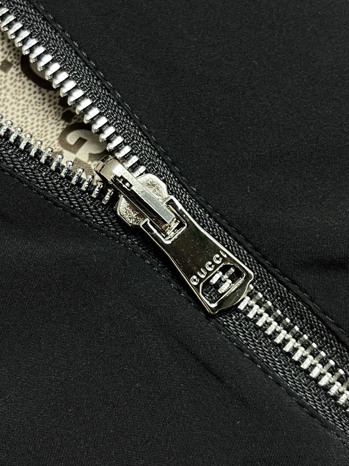 🛒🛒Gucci 双面棉质帆布刺绣标识夹克外套，采用100%精疏棉平纹梭织布，聚酯纤维梭织布，扁机罗纹，进口刺绣，数码直喷