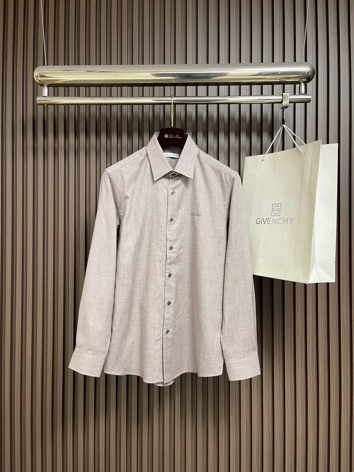 🛒🛒Loro piana 诺悠翩雅 高端男士长袖衬衫，在追求品质与风格的同时品牌以其卓越的工艺和独特的设计理念，再次引领