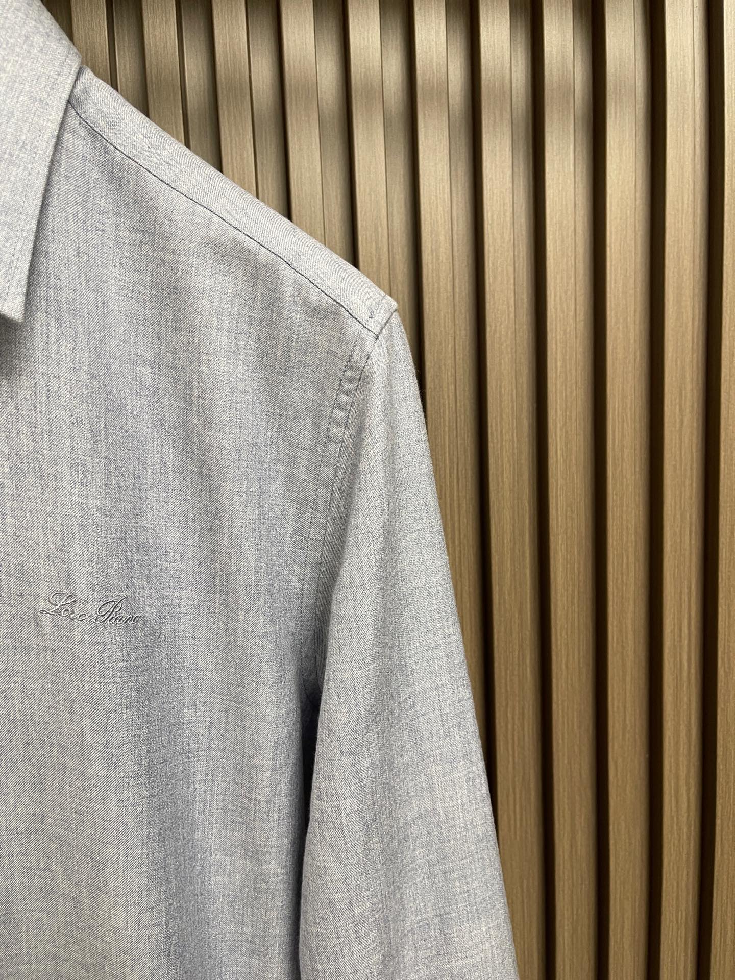 🛒🛒Loro piana 诺悠翩雅 高端男士长袖衬衫,在追求品质与风格的同时品牌以其卓越的工艺和独特的设计理念,再次引领 🛒🛒Loro piana 诺悠翩雅 高端男士长袖衬衫,在追求品质与风格的同时品牌以其卓越的工艺和独特的设计理念,再次引领
