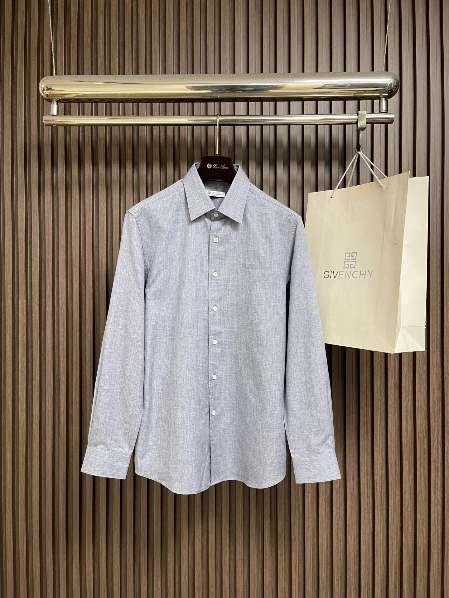 🛒🛒Loro piana 诺悠翩雅 高端男士长袖衬衫，在追求品质与风格的同时品牌以其卓越的工艺和独特的设计理念，再次引领