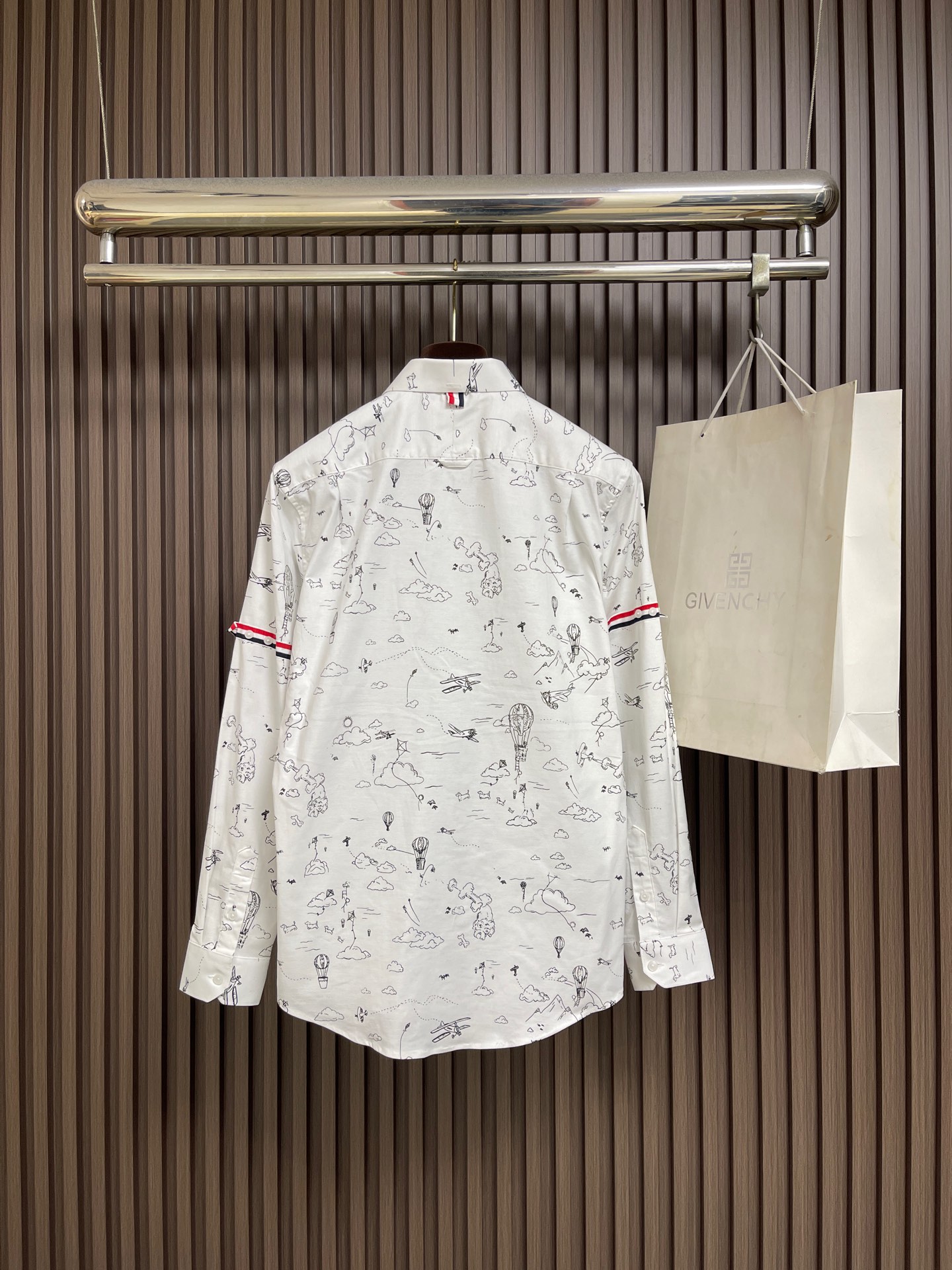 🛒🛒TB Thom Browne 涂鸦印花长袖衬衫，衣身为定制纽扣采用珍贵的贝壳扣，成衣水洗处理，需要专业的机器拼接而成