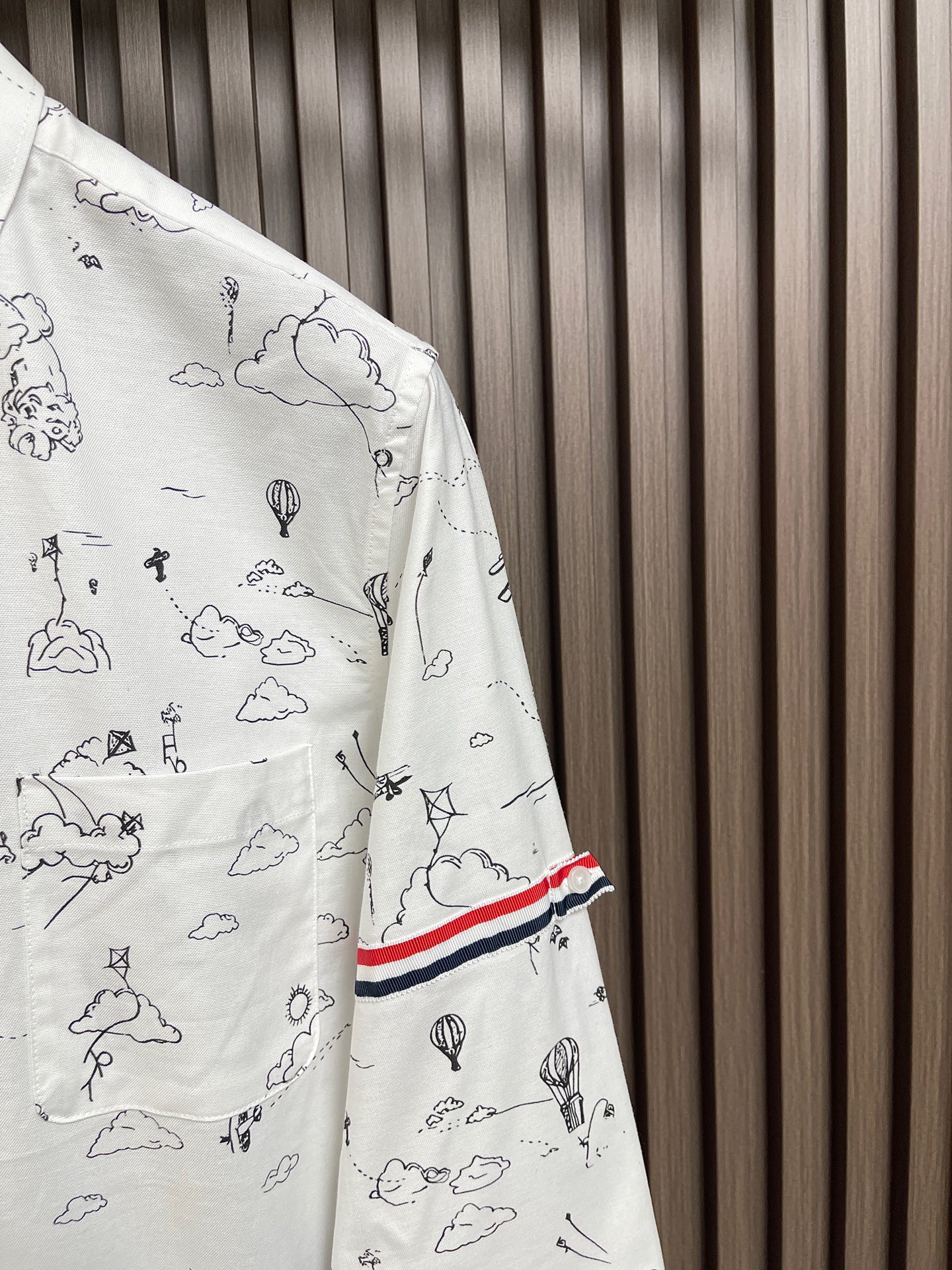 🛒🛒TB Thom Browne 涂鸦印花长袖衬衫，衣身为定制纽扣采用珍贵的贝壳扣，成衣水洗处理，需要专业的机器拼接而成
