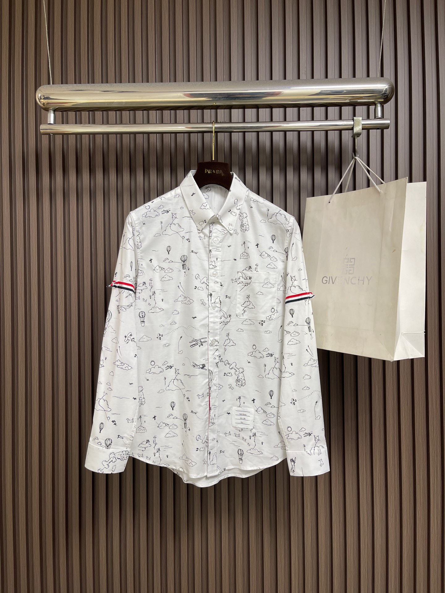 🛒🛒TB Thom Browne 涂鸦印花长袖衬衫，衣身为定制纽扣采用珍贵的贝壳扣，成衣水洗处理，需要专业的机器拼接而成