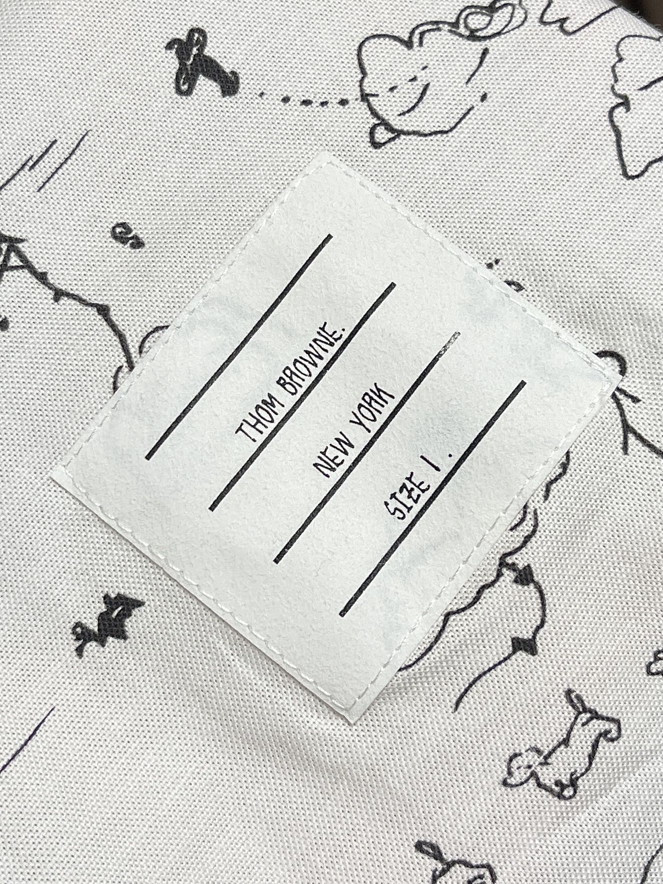 🛒🛒TB Thom Browne 涂鸦印花长袖衬衫，衣身为定制纽扣采用珍贵的贝壳扣，成衣水洗处理，需要专业的机器拼接而成