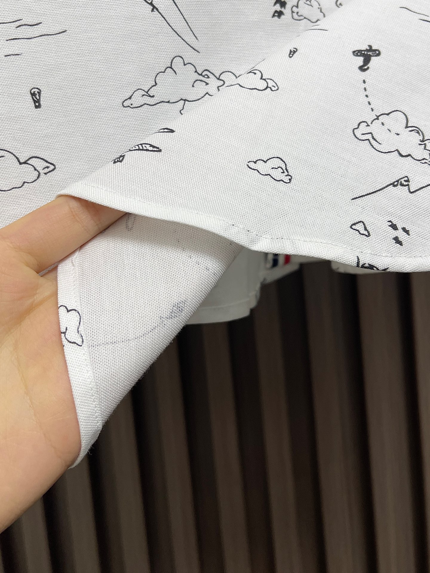 🛒🛒TB Thom Browne 涂鸦印花长袖衬衫，衣身为定制纽扣采用珍贵的贝壳扣，成衣水洗处理，需要专业的机器拼接而成