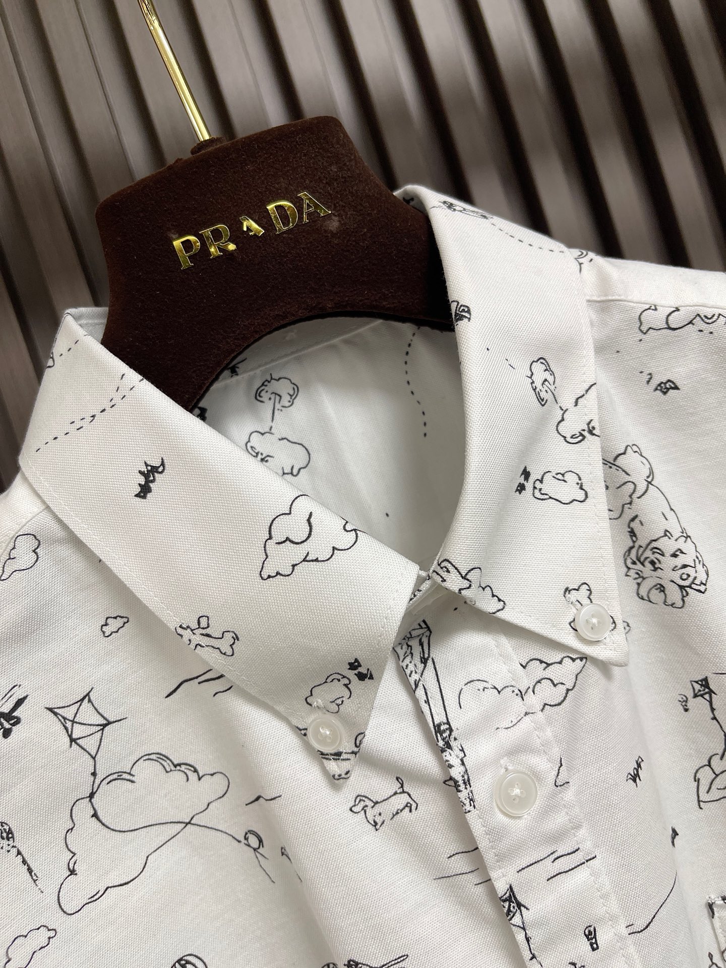 🛒🛒TB Thom Browne 涂鸦印花长袖衬衫，衣身为定制纽扣采用珍贵的贝壳扣，成衣水洗处理，需要专业的机器拼接而成
