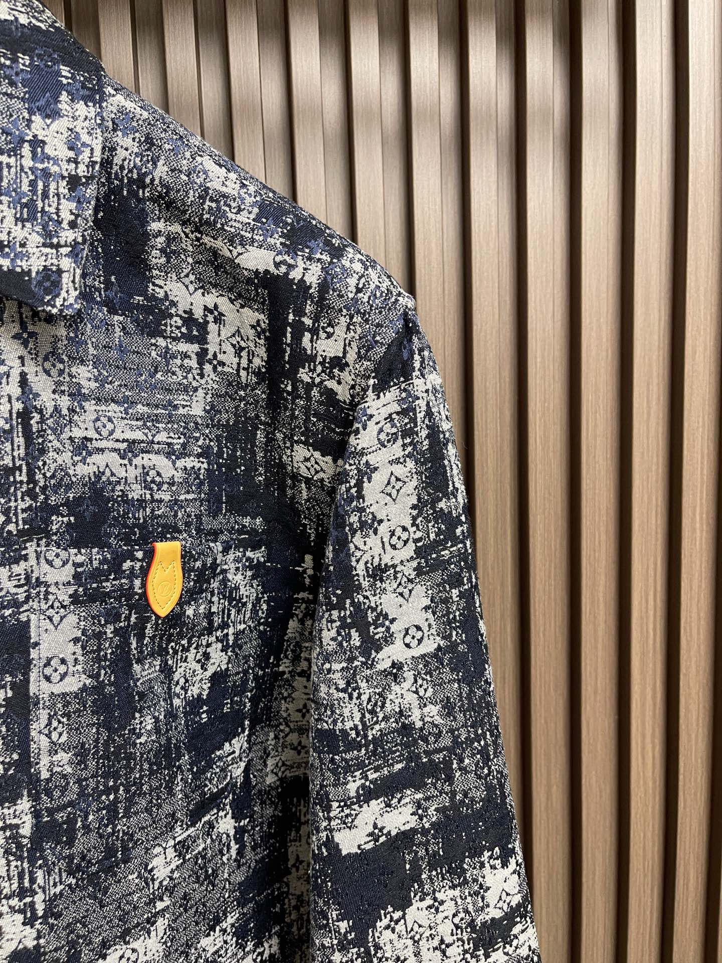 🛒🛒LV 2026ss联名绣线牛仔外套，本款滑板出自 Pharrell Wiliams 与 Nigo 联袂呈献的 202