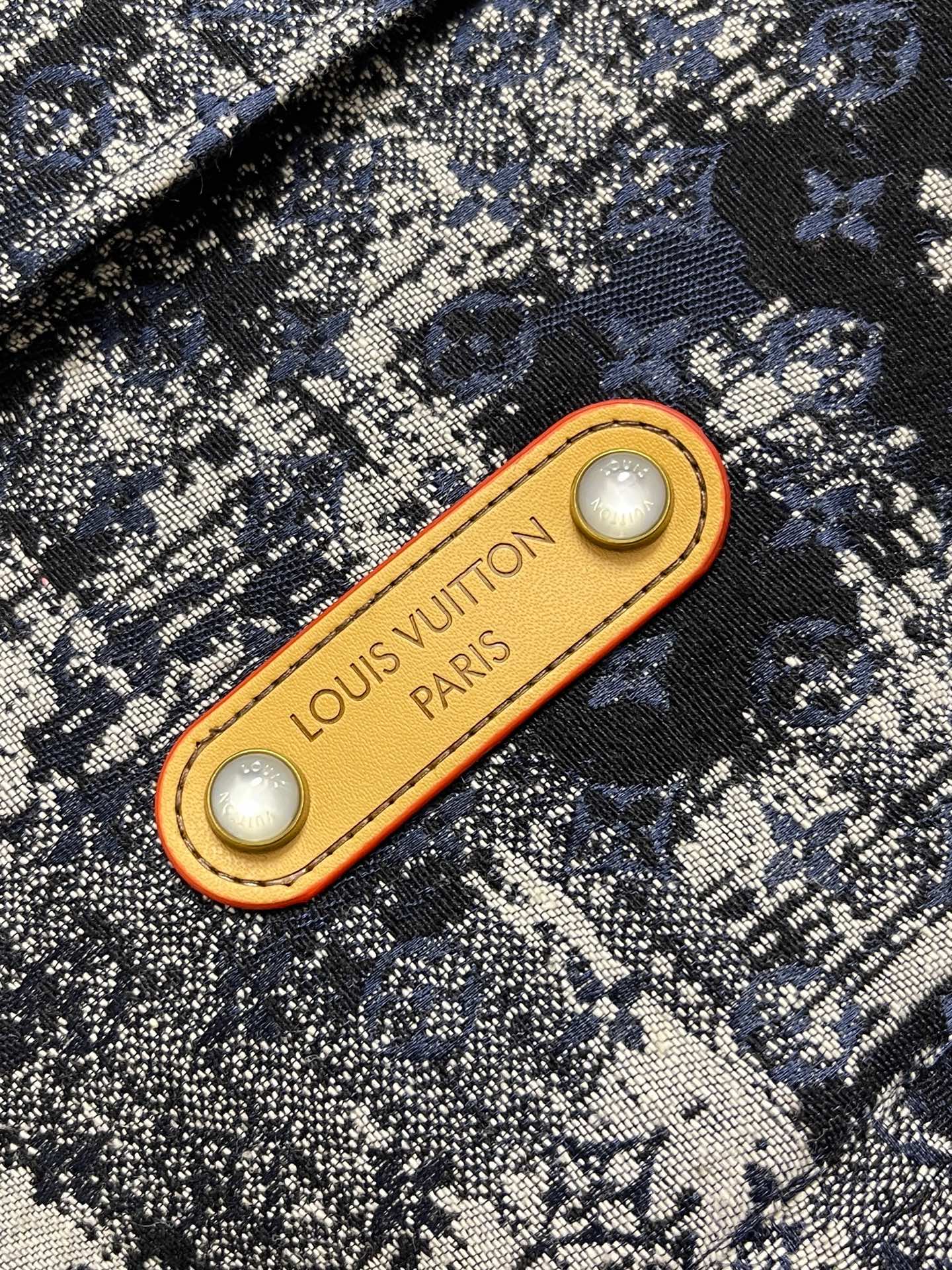 🛒🛒LV 2026ss联名绣线牛仔外套，本款滑板出自 Pharrell Wiliams 与 Nigo 联袂呈献的 202
