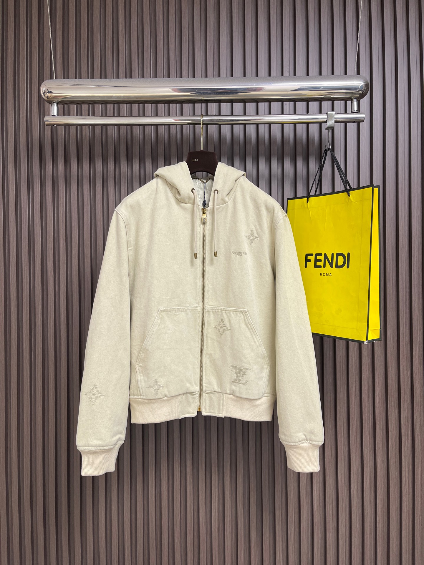 🛒🛒LV 2026FW字母花卉折线刺绣连帽牛仔外套，受日本传统启发的Monogram Sashiko刺绣赋予了手工口音，