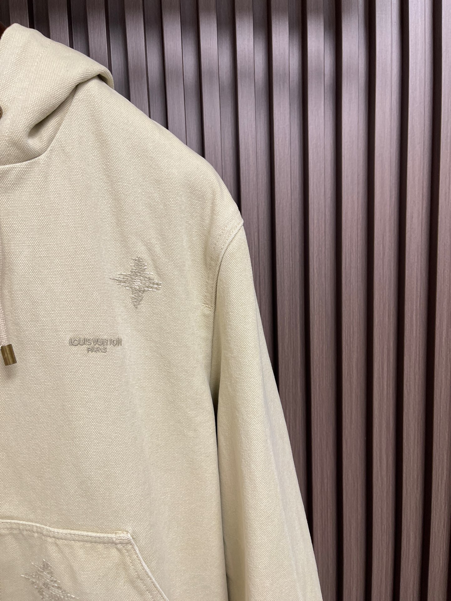 🛒🛒LV 2026FW字母花卉折线刺绣连帽牛仔外套，受日本传统启发的Monogram Sashiko刺绣赋予了手工口音，